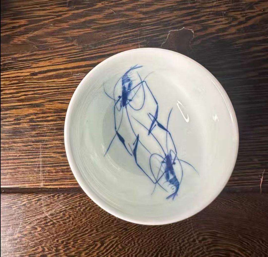 青いエビの絵柄の茶碗