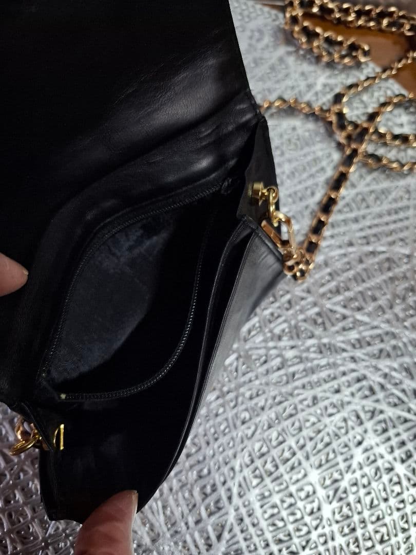 CHANEL 　デカココ　ラムスキン　二つ折り財布　斜め掛け