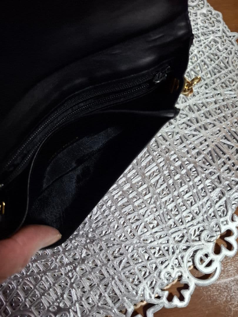 CHANEL 　デカココ　ラムスキン　二つ折り財布　斜め掛け