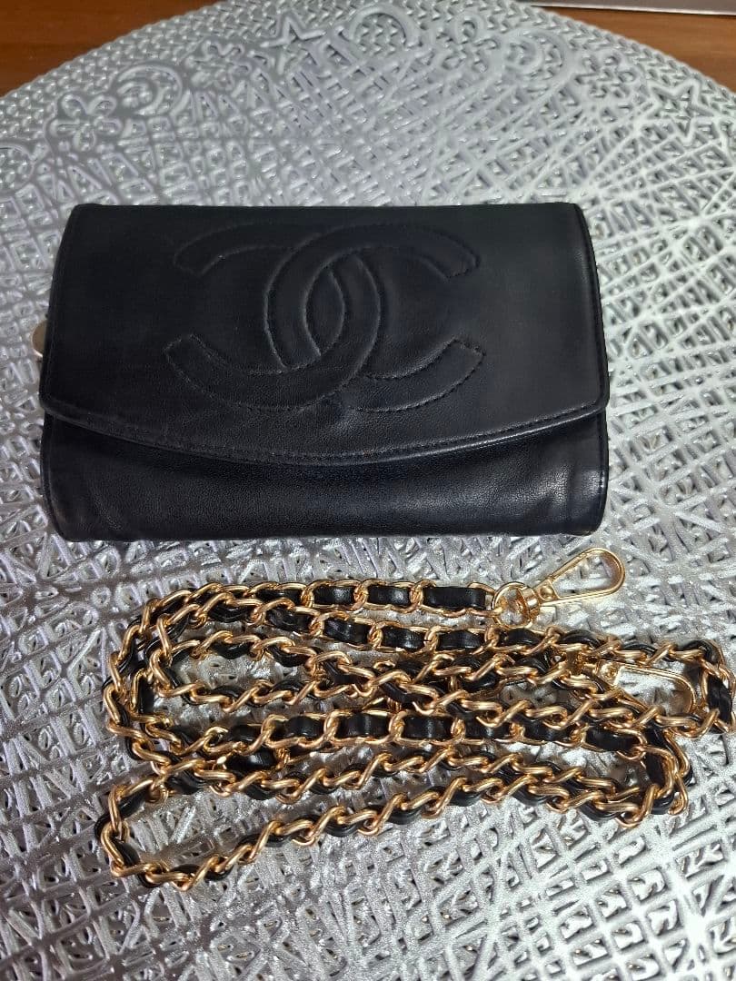 CHANEL 　デカココ　ラムスキン　二つ折り財布　斜め掛け