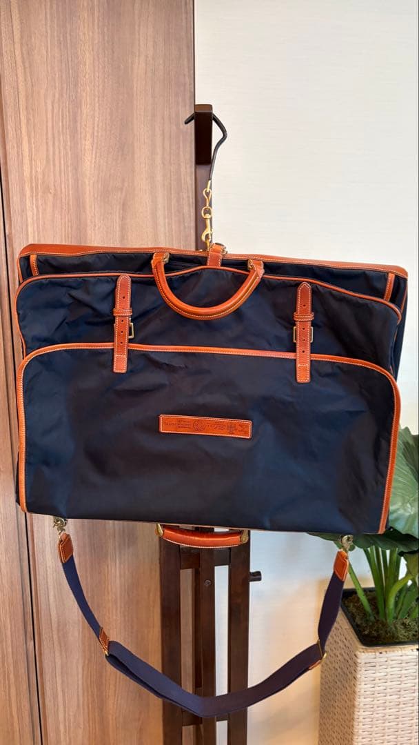 メルカリ市割中！フェリージ Felisi ナイロン ガーメントバッグ