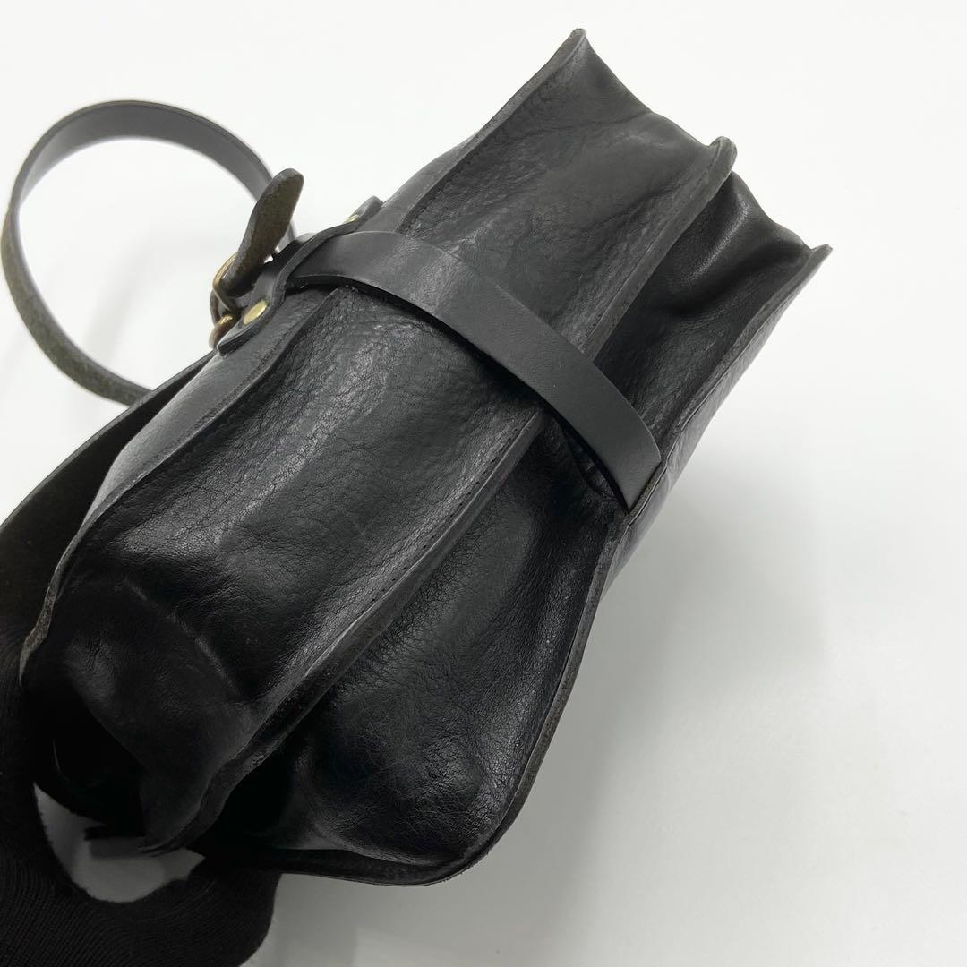 イルビゾンテ　ショルダーバッグ　フラップ　ロゴ刻印　オールレザー　ブラック