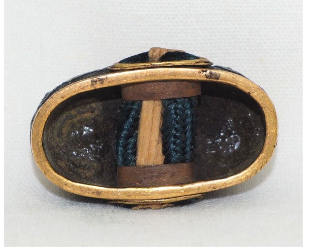 送料無料　コレクター放出品　時代物　金象嵌龍文彫　縁頭　刀装具　木箱付