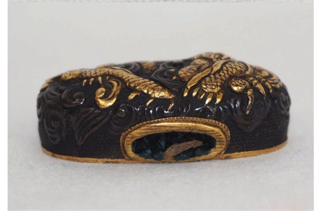 送料無料　コレクター放出品　時代物　金象嵌龍文彫　縁頭　刀装具　木箱付