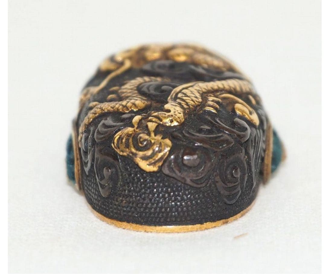 送料無料　コレクター放出品　時代物　金象嵌龍文彫　縁頭　刀装具　木箱付