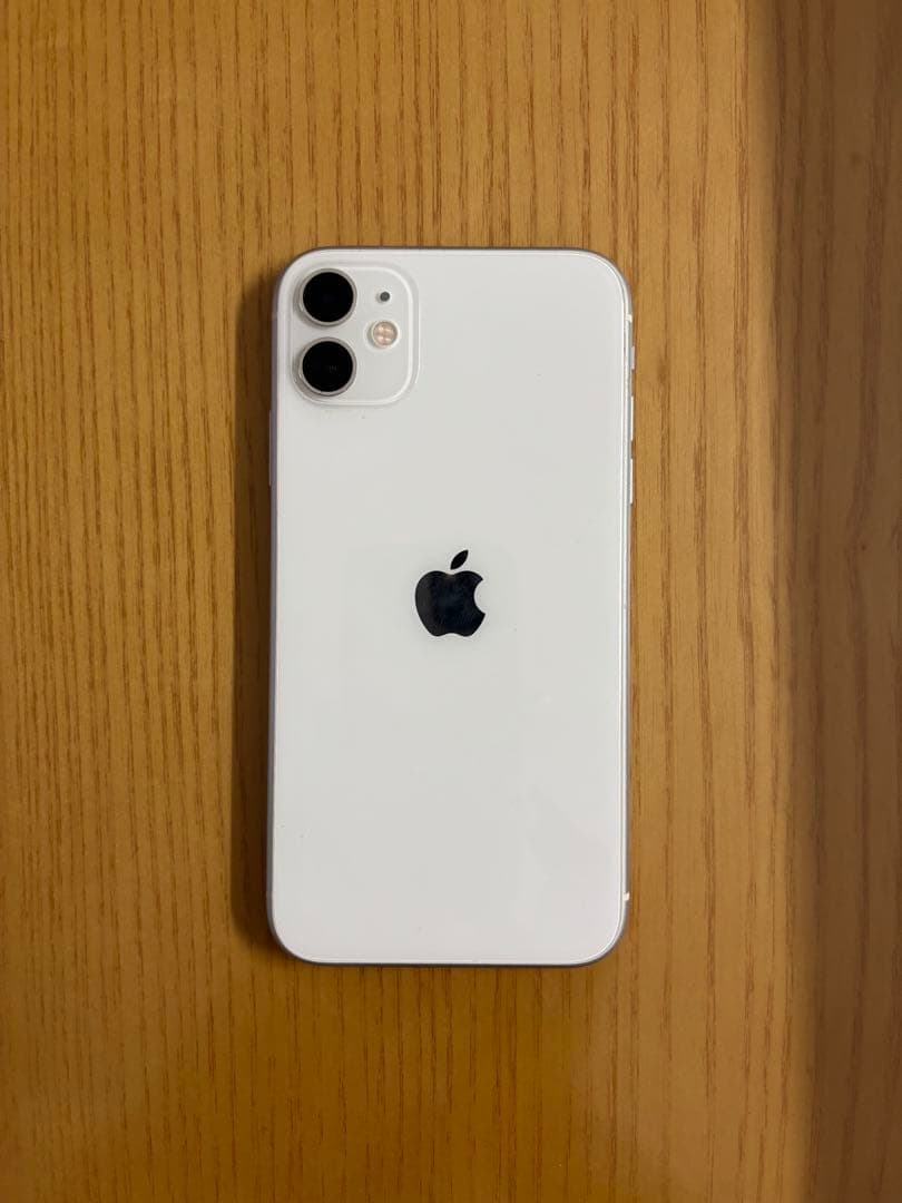 iPhone11本体 64GB 最大容量70% lightningケーブル付き