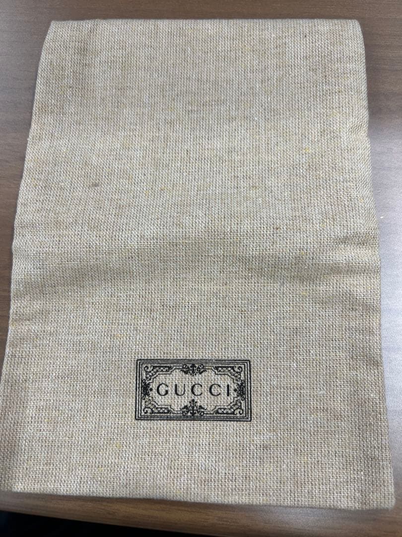 GGロゴ付き黒レザーキーケース