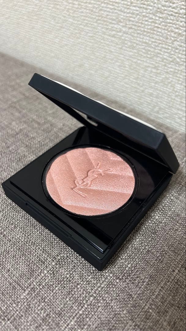 【美品】イヴサンローラン　オールアワーズハイパールミナイザー03ロージーサンド