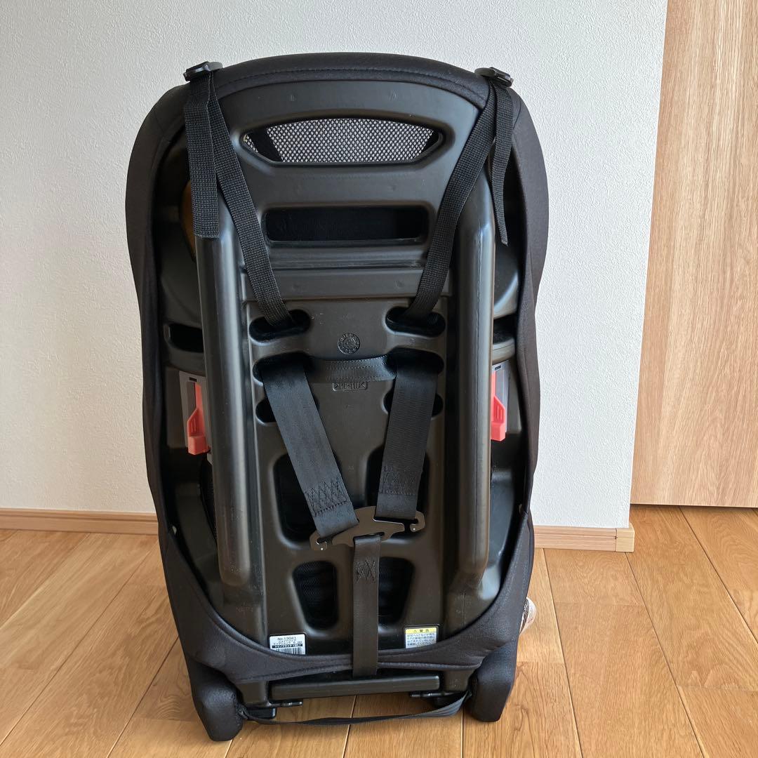 Combi ジュニアシート ブラック/ホワイト