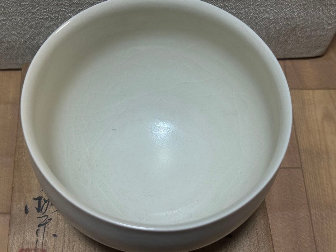 木製茶箱と白い茶碗