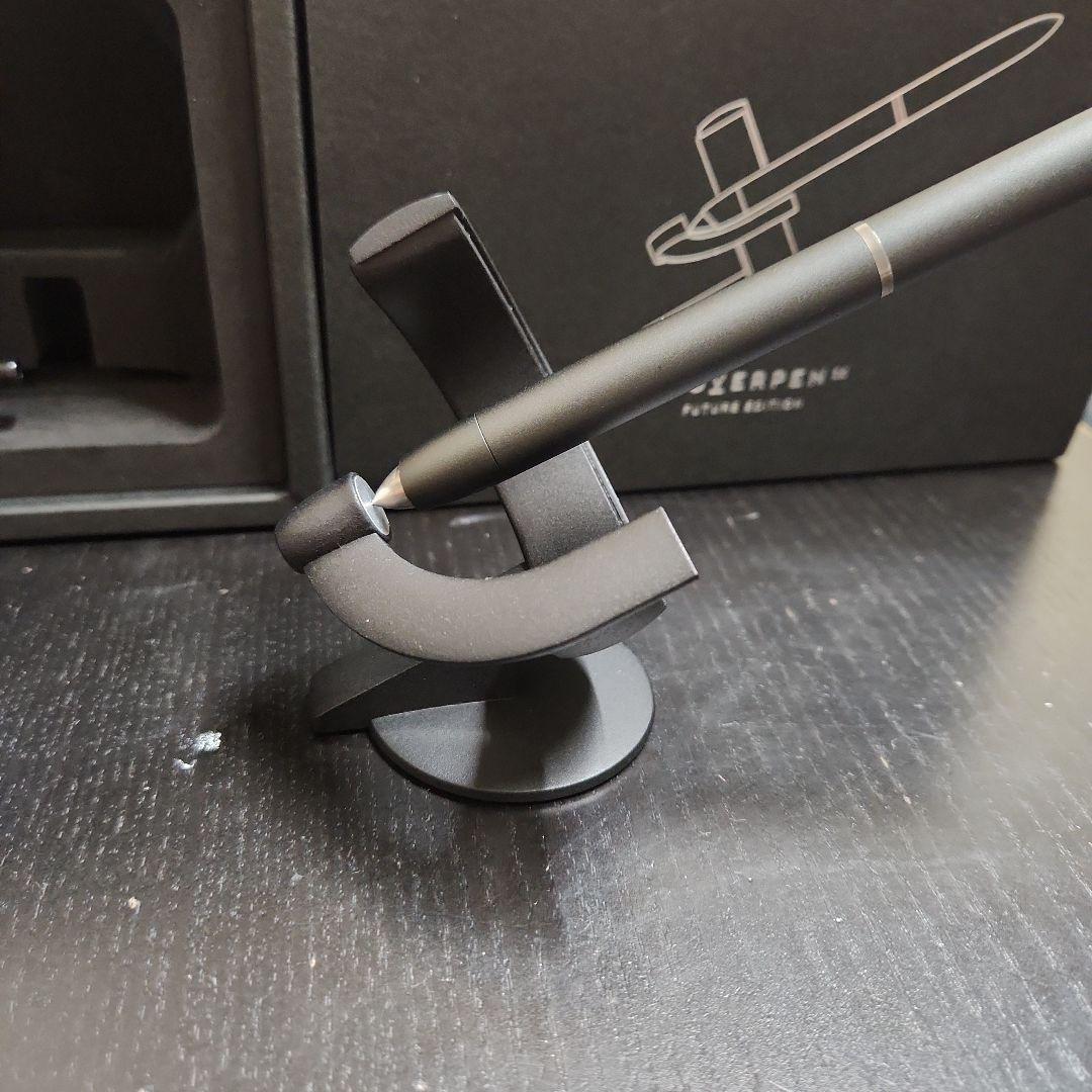 中に浮くボールペン