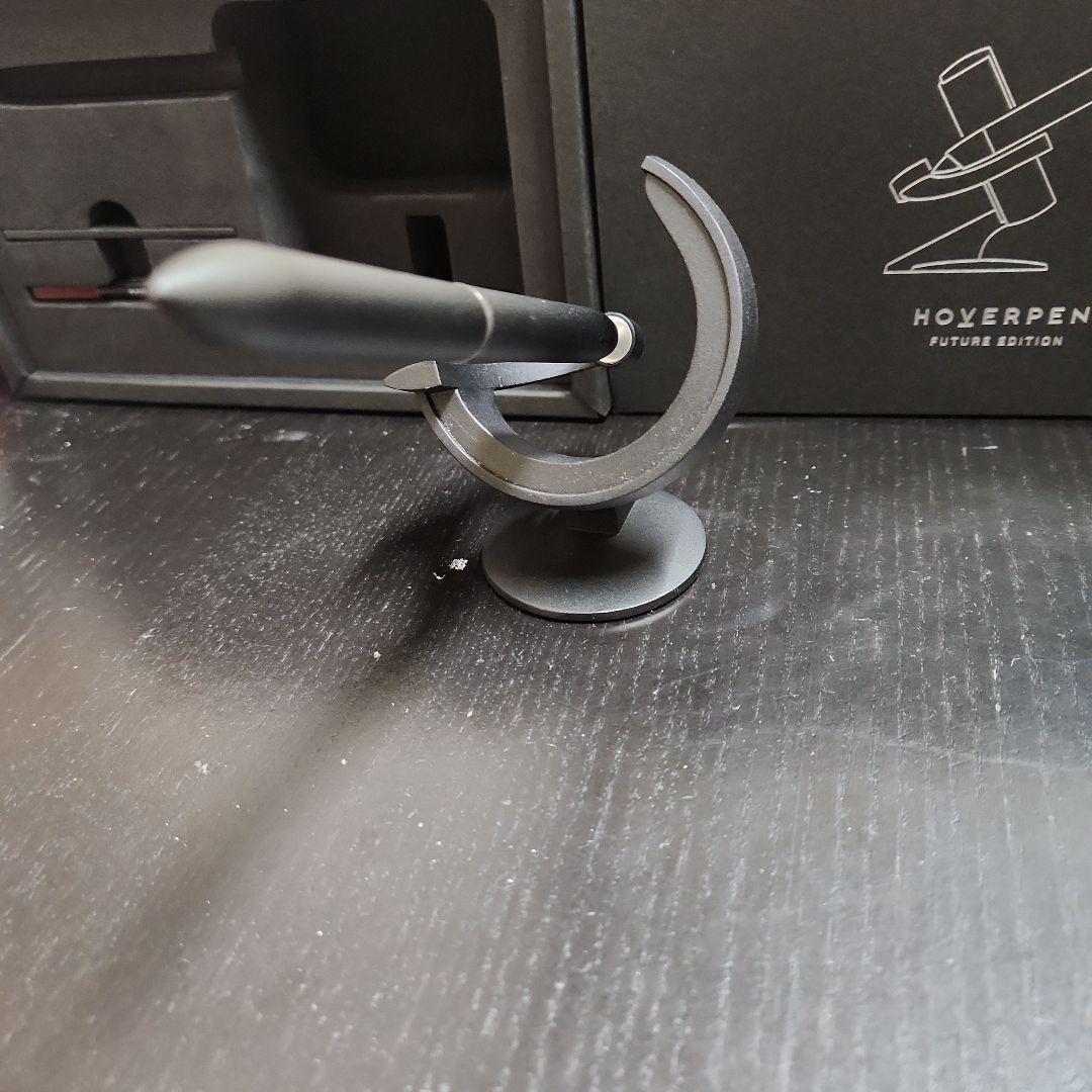 中に浮くボールペン