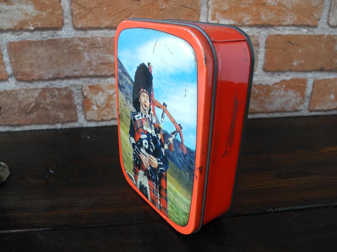 【希少品】レトロなハンドメイド／バグパイパーフィギュア・ティン缶セット