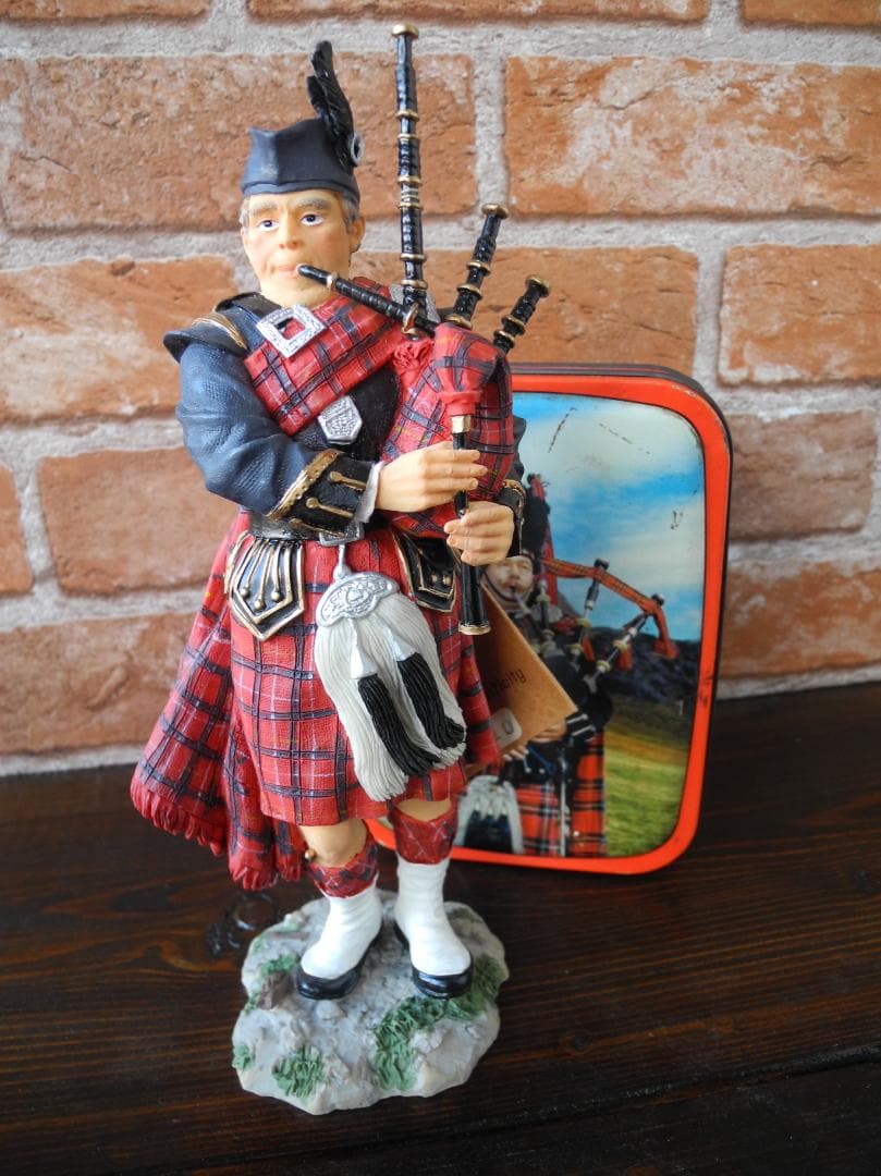 【希少品】レトロなハンドメイド／バグパイパーフィギュア・ティン缶セット