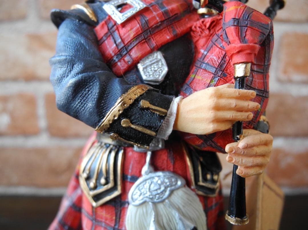 【希少品】レトロなハンドメイド／バグパイパーフィギュア・ティン缶セット