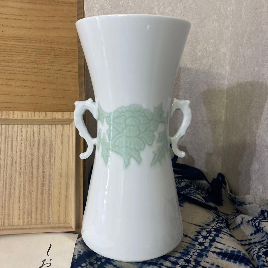 人間国宝　井上萬二　白磁緑釉牡丹文耳付花瓶