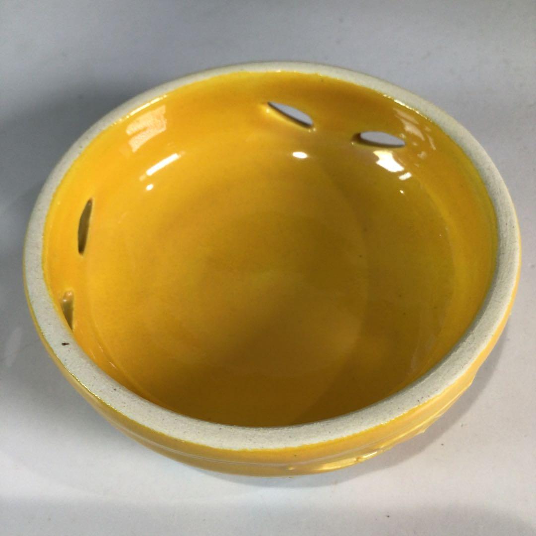 Ｐ２９８　香炉　『在銘』『黄交趾』『唐草文』『三ツ足香炉』　木箱　茶道具