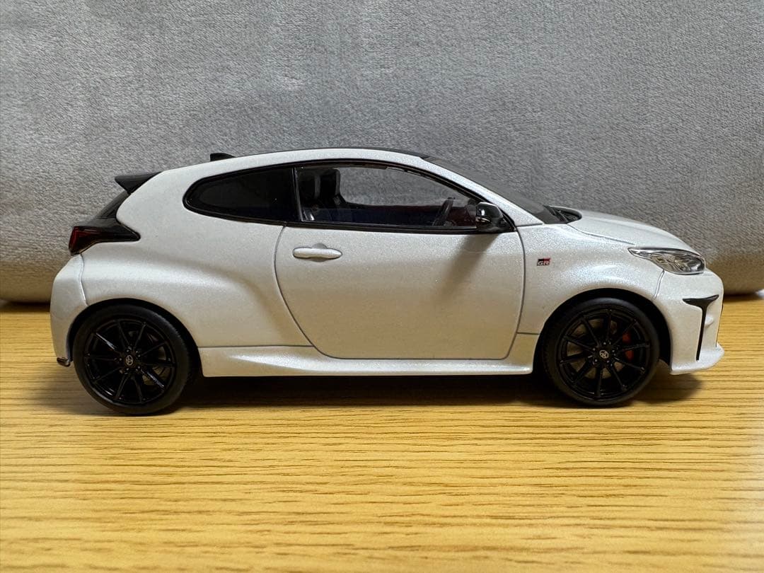 GRヤリス　白　プラチナホワイトパールマイカ　カラーサンプル