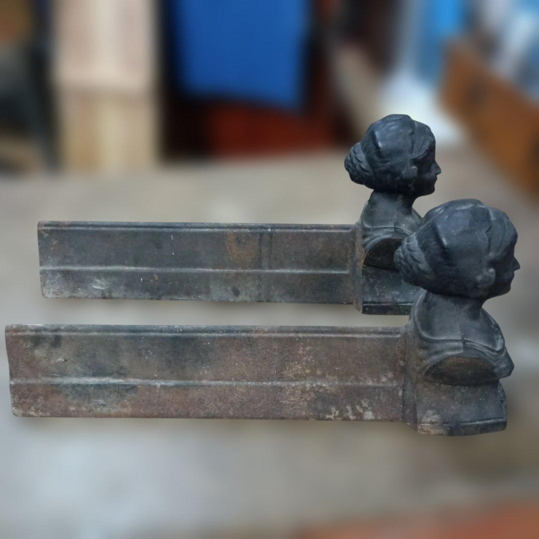 5107）ヴィンテージ　鋳鉄製のファイヤードッグ　ファイアドッグ　暖炉用品