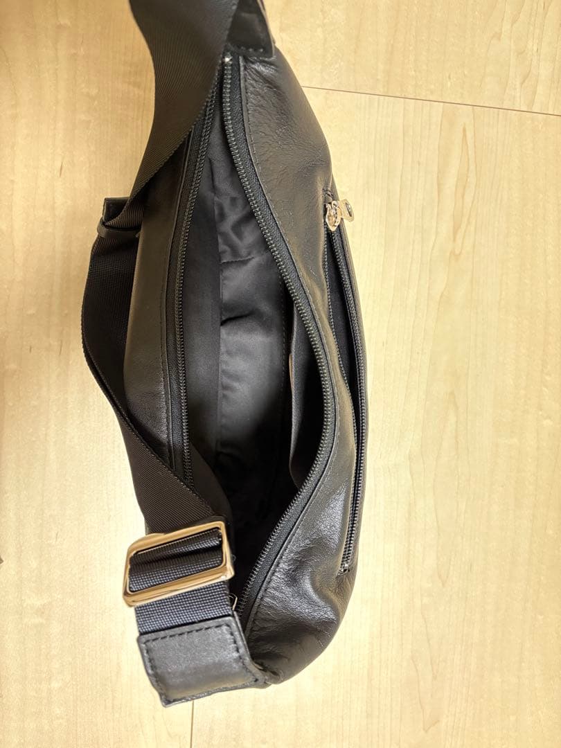 russet ラシット　ブラック ソフトレザーラウンドショルダーバッグ