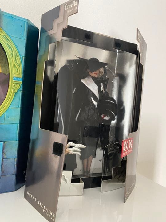 クルエラ・ド・ヴィル　ディズニー101匹わんちゃん　バービー人形