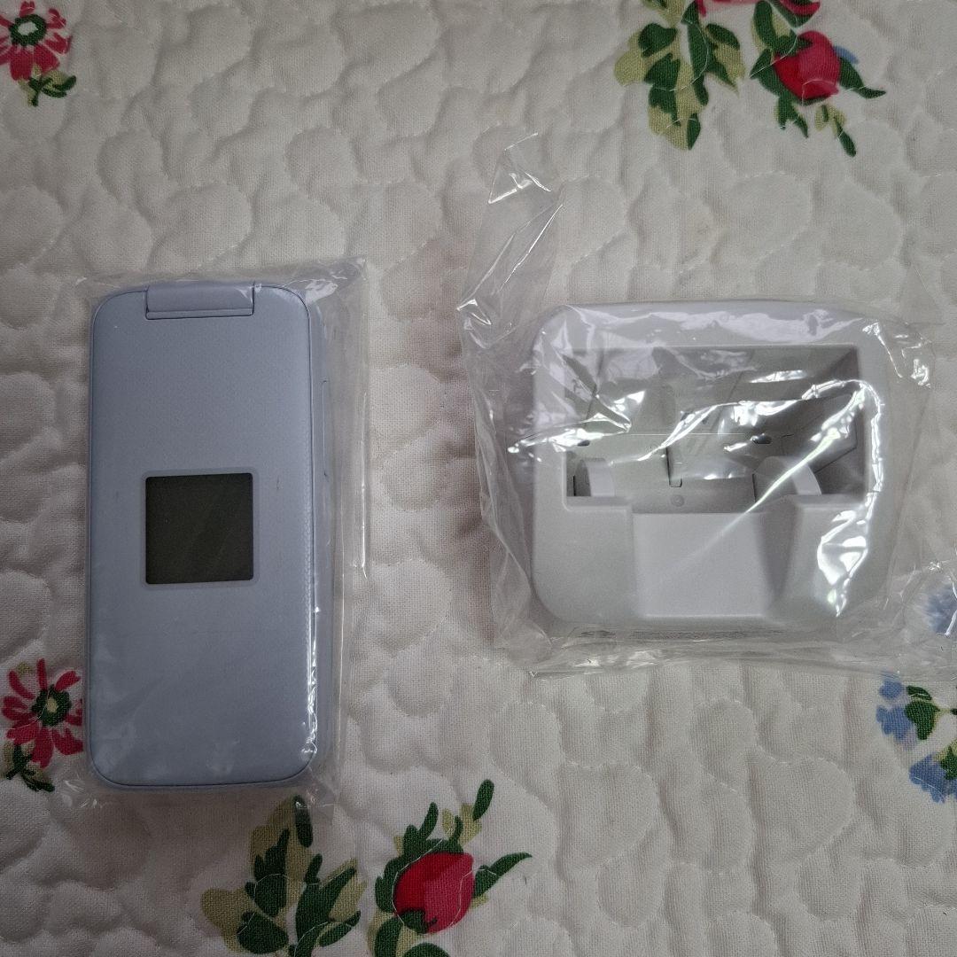 ドコモ　らくらくホン　F－01M　ホワイト ACアダプター・卓上ホルダー付き