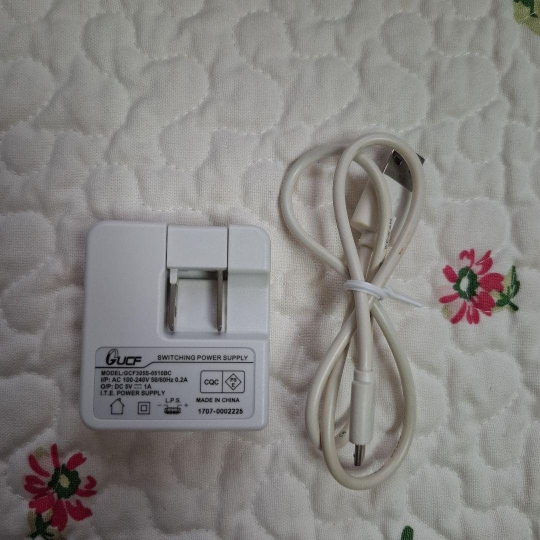 ドコモ　らくらくホン　F－01M　ホワイト ACアダプター・卓上ホルダー付き