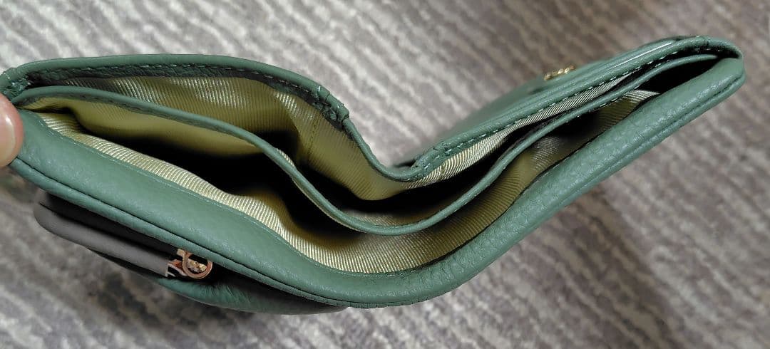【未使用品】イアパピヨネ　がま口二つ折り財布　スモーキーグリーン