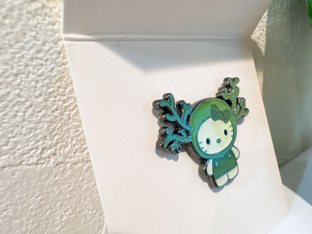 日本館限定　ピンバッジ　万博　モズク　藻キティ　藻類キティ