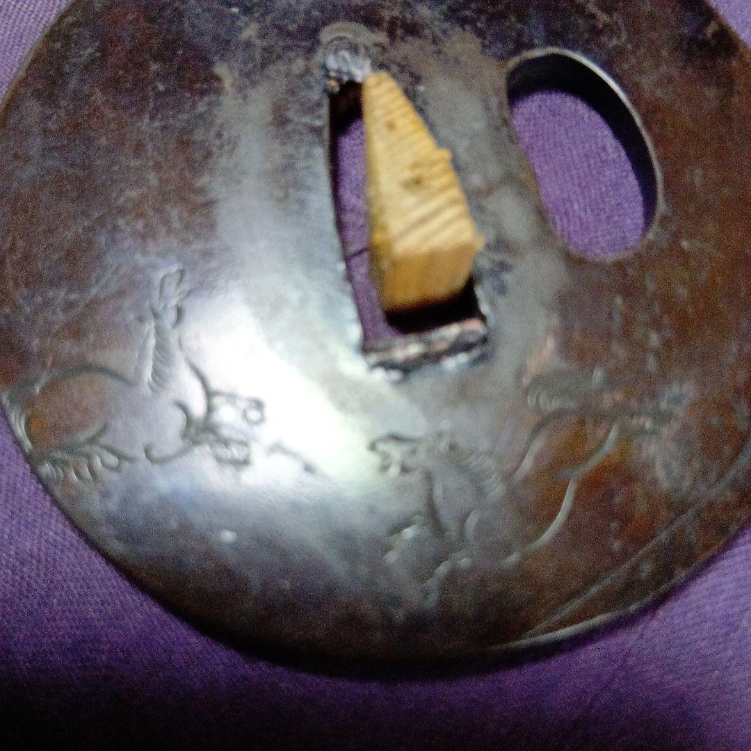 後藤光孝在銘。馬の彫刻デザイン付き　赤銅鍔