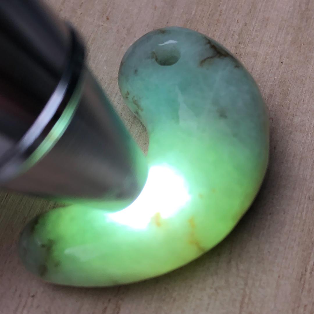 勾玉 翡翠　ヒスイ　糸魚川　翡翠　ケース付き