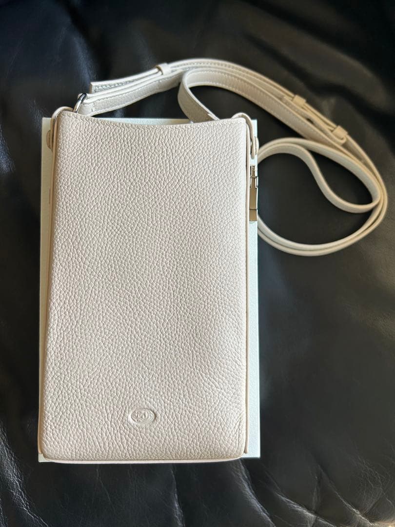 新品❗️DEMIU Petit Smartphone Bag ストラップ付ベージュ
