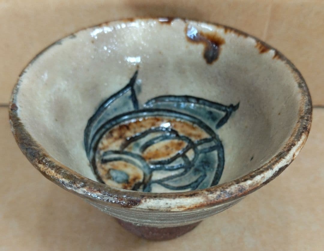 【本物保証】金城次郎 壷屋焼ぐい呑 共箱 栞 人間国宝 壺屋焼 刷毛目魚文ぐい呑