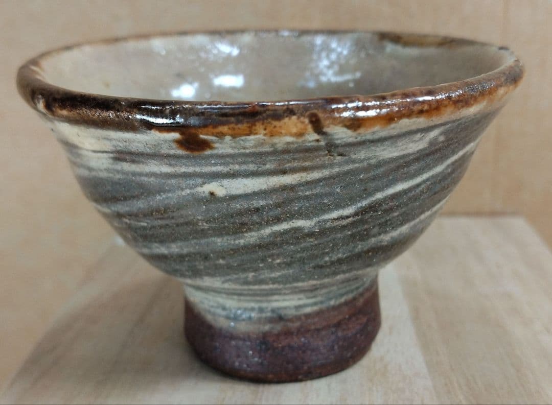 【本物保証】金城次郎 壷屋焼ぐい呑 共箱 栞 人間国宝 壺屋焼 刷毛目魚文ぐい呑