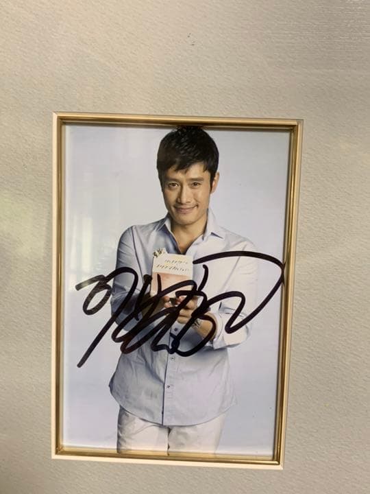 イ・ビョンホンの直筆サイン入り生写真6枚セット額縁入りです‼️保証書付きです。