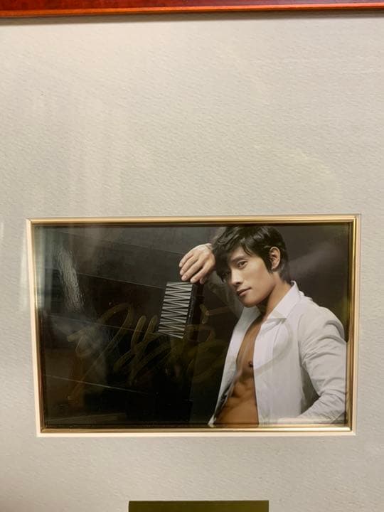 イ・ビョンホンの直筆サイン入り生写真6枚セット額縁入りです‼️保証書付きです。