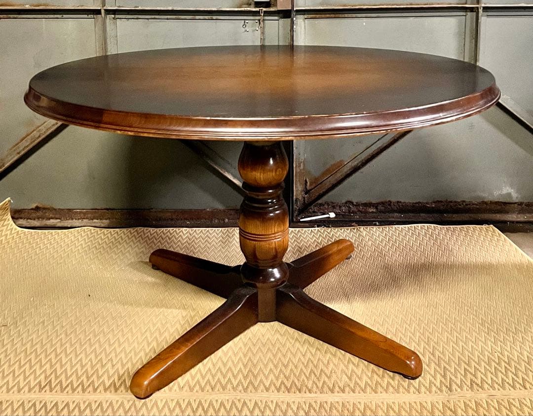 ③ 飛騨産業　キツツキマーク　ラウンドテーブル