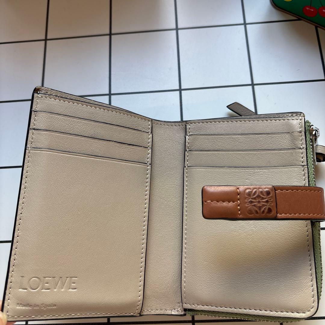 LOEWE オリーブグリーン 二つ折り財布
