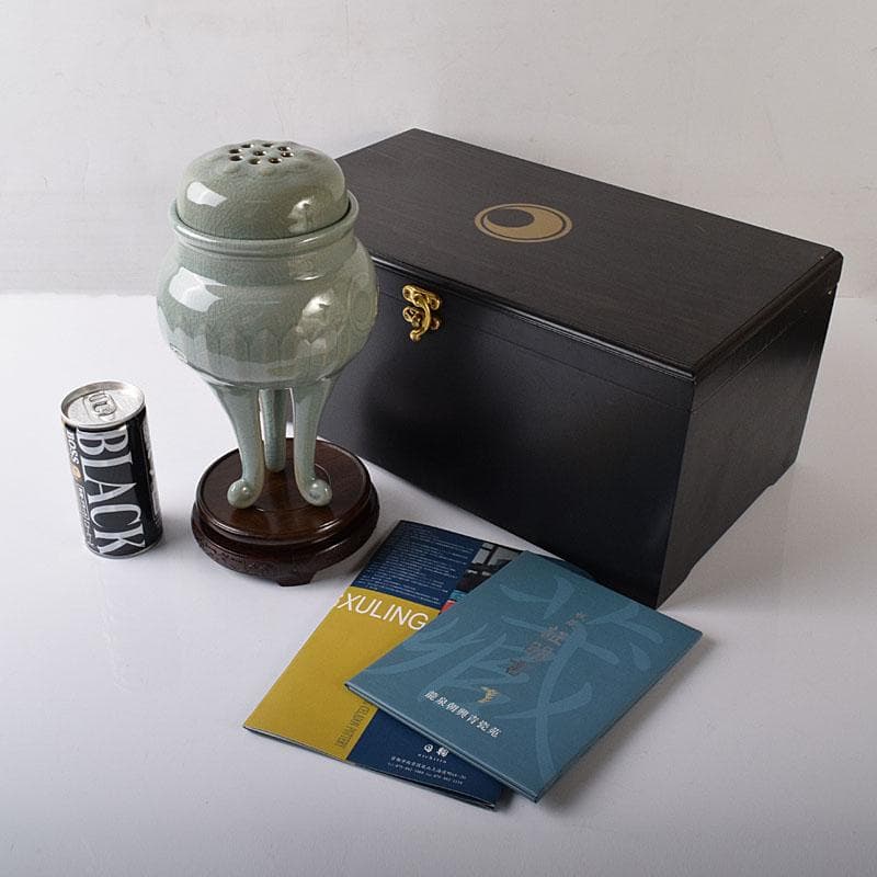 中国　徐朝興　徐凌　龍泉青磁　三ツ足蓋香炉　唐木台・証明書・箱付　V　7769C