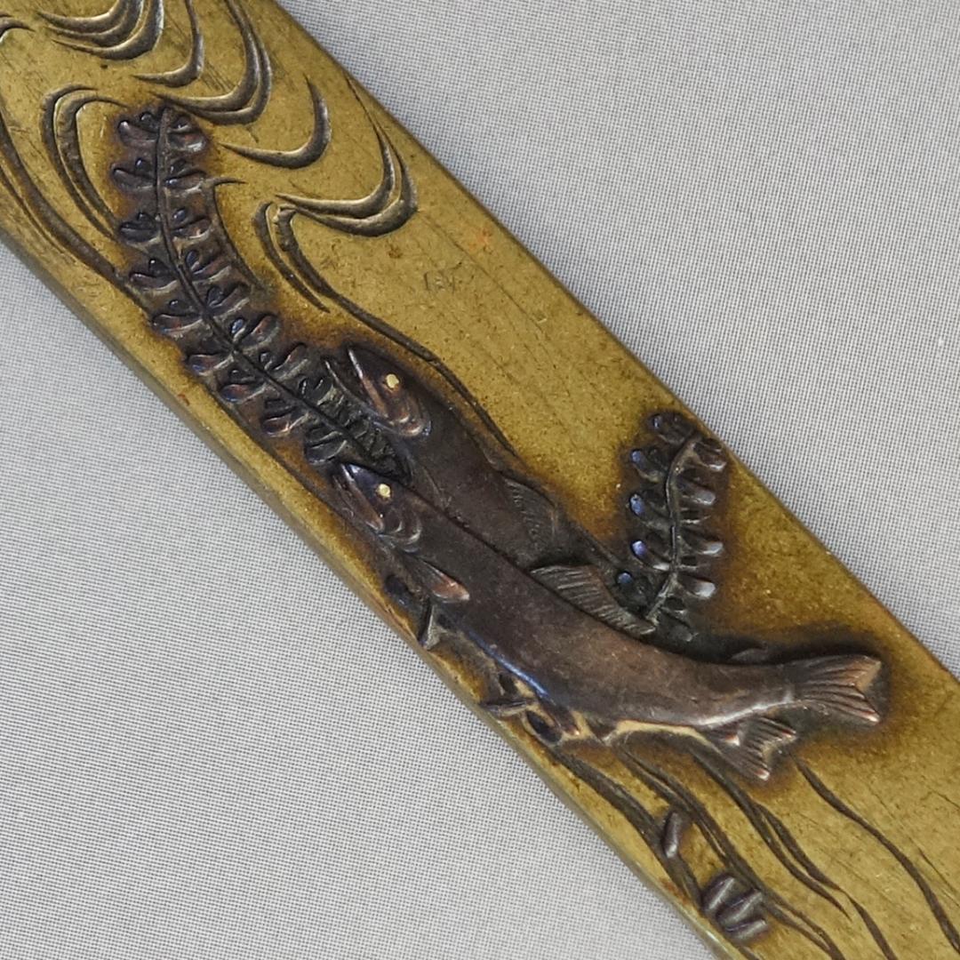 【 在銘 政利 真鍮地 象嵌 片切彫 水草に双鮎図小柄 】 鍔 鐔 小柄 刀装具