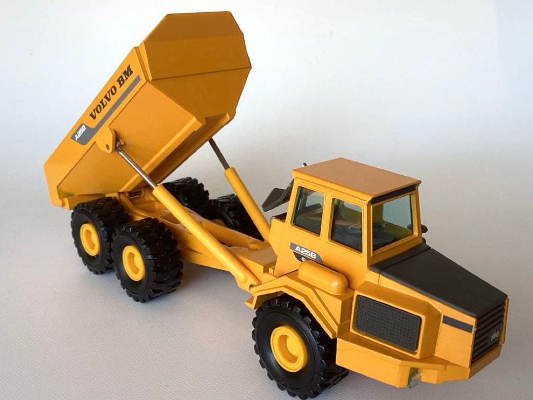Volvoミニカー　ボルボアーティキュレートダンプ1991年　NZG1:50絶版