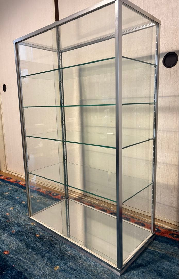 【超美品】中型ガラスケース 写真は棚板4段ですが棚板全部で5枚あり。
