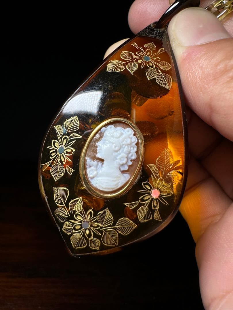 カメオ　琥珀ペンダント　鼈甲　首飾り　作家物　金彩