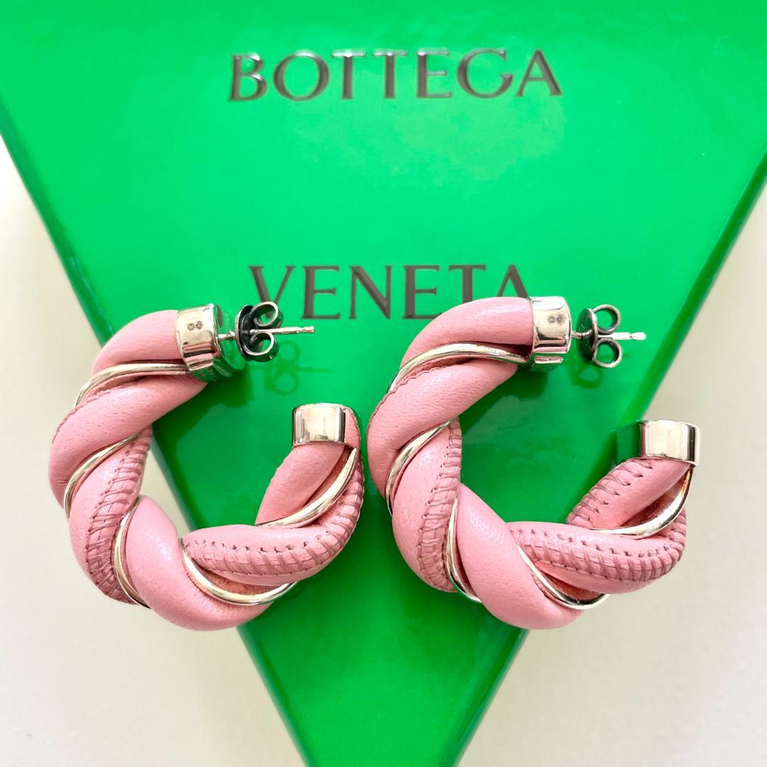 ボッテガヴェネタ ピアス ツイスト レザー フープ スタッド レディース ピンク