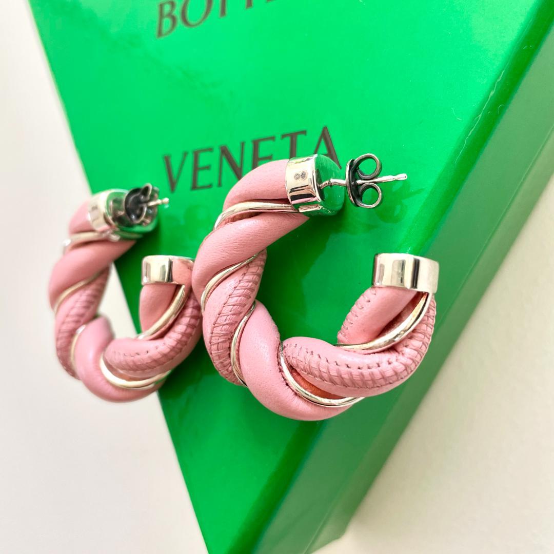 ボッテガヴェネタ ピアス ツイスト レザー フープ スタッド レディース ピンク