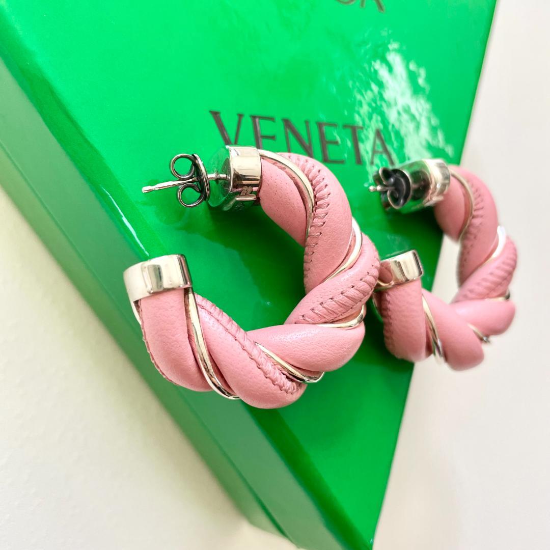 ボッテガヴェネタ ピアス ツイスト レザー フープ スタッド レディース ピンク