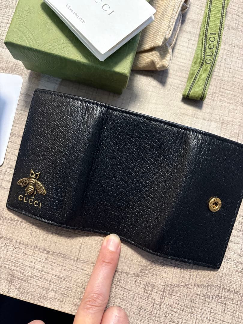 GUCCI レザーキーケース 蜂モチーフ