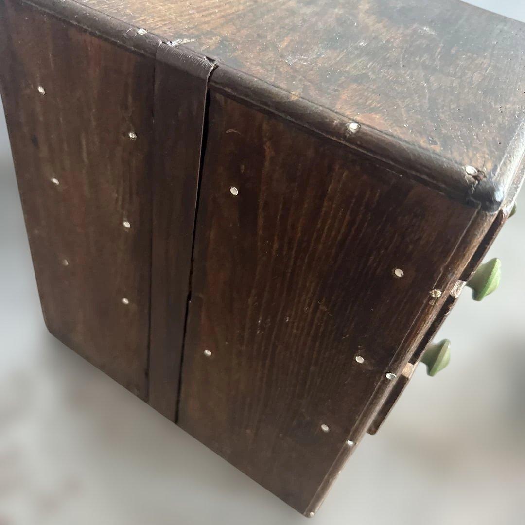 ヴィンテージ　グリーンの取っ手がとても可愛い❣️木製4段引き出し箪笥