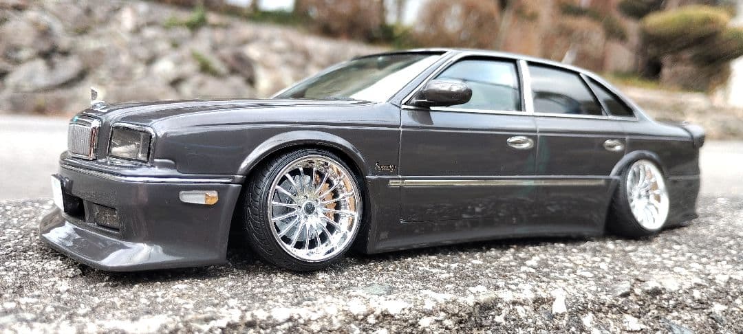 ローダウンセダンモデル グレー 1/18