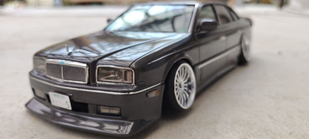 ローダウンセダンモデル グレー 1/18